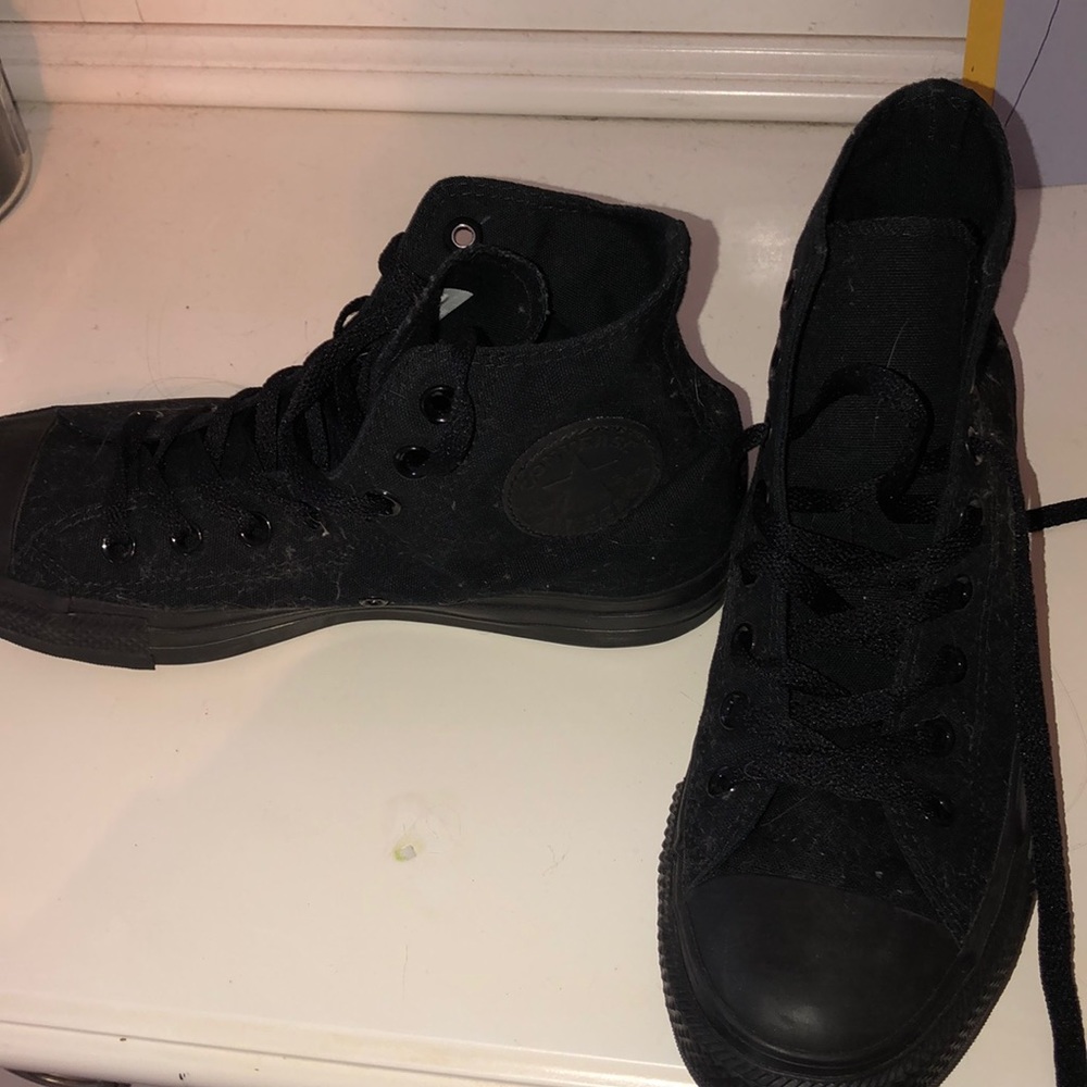 Never worn all black converse